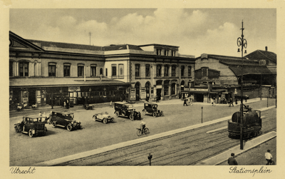 122072 Gezicht op het Centraal Station (Stationsplein) te Utrecht.